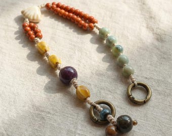 Correa de muñeca con cuentas de cerámica hecha a mano / Accesorio bohemio para teléfono o bolso