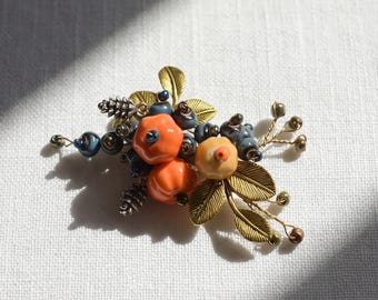 Broche botánico de cobre hecho a mano, cuentas de cerámica naranja y azul, hojas de latón vintage, accesorio de boda bohemio.