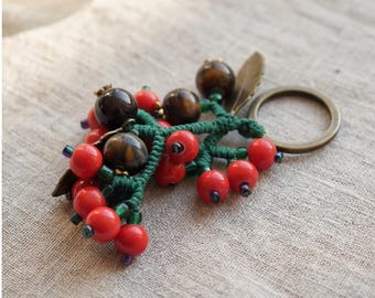 Llavero de bayas de cerámica hecho a mano, dije para bolso con cuentas rojas, llavero vintage de hoja de macramé, llavero de coche único, regalo para ella
