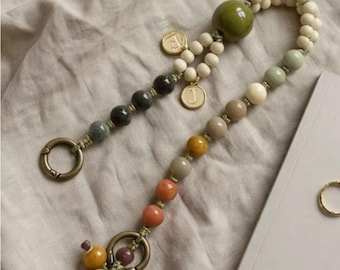 Colgante de cerámica para teléfono/bolso: Inicial vintage personalizada con piedra de cumpleaños (correa para la muñeca)