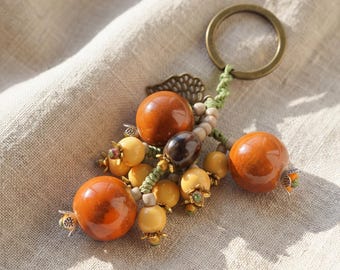 Llavero de cerámica naranja, hecho a mano con cuentas, hoja de latón vintage, bonito llavero de coche, accesorio bohemio para llaves, regalo único para conductor.