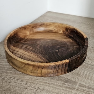 Handgedrechseltes rundes Tablett aus Walnussholz, großer moderner minimalistischer Eingangsbereich, Einzigartiges handwerkliches Geschenk für Zuhause, dekorative Holzschale