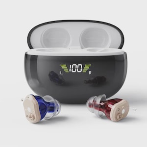 Può includere: Una custodia di ricarica nera con un display digitale che mostra "100" e due scomparti per auricolari. Sono esposti due paia di apparecchi acustici, uno blu e uno rosso, con componenti beige e trasparenti. La custodia è aperta, rivelando l'interno.