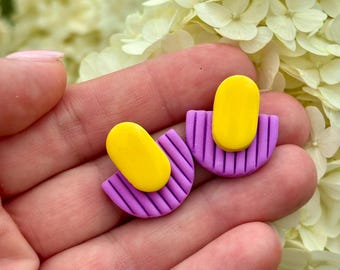 Pendientes de bloques de color morado y amarillo, joyería de arcilla polimérica con forma de media luna acanalada, estilo pop art dopamina, hipoalergénicos, regalo para ella.