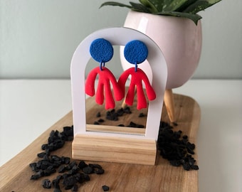 Abstrakte Hängeohrringe in Kobaltblau und Rot, inspiriert von Matisse, aus Polymerclay, künstlerisches Statement-Design, hypoallergen, einzigartiges Geschenk für Sie