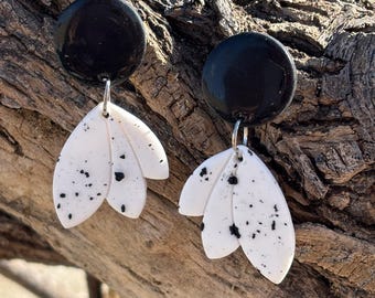 Terrazzo-Ohrhänger mit Federanhänger, gesprenkeltes, abstraktes Boho-Design aus Polymerclay, künstlerisch-maximalistischer Stil, hypoallergen, einzigartiges Geschenk für Sie