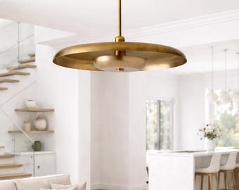 Lampada a sospensione a disco in ottone stile Mid-Century Modern anni '50 / Plafoniera vintage minimalista per soggiorno, cucina e sala da pranzo.