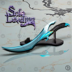 Może przedstawiać: Jasnoniebieski zakrzywiony miecz z czarną rękojeścią i złotymi akcentami, prezentowany na czarnym stojaku. Miecz ma unikalny design z zakrzywionym ostrzem i spiczastą końcówką. Tekst "Solo Leveling" jest widoczny w tle.