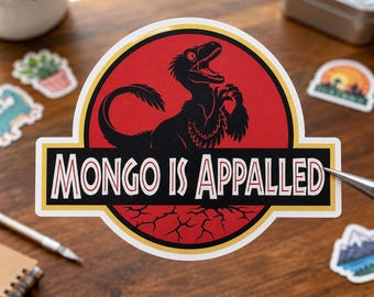 Op de afbeelding: Een ronde sticker met een zwart silhouet van een gevederde dinosaurus op een rode achtergrond, omringd door een gele en zwarte rand. Onder de cirkel staat op een zwarte rechthoekige banner de witte tekst MONGO IS APPALLED.