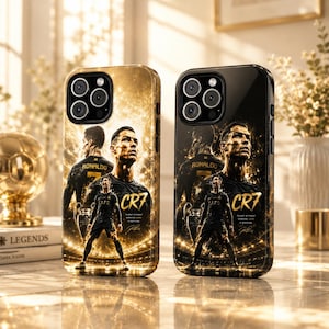 Könnte beinhalten: Zwei Handyhüllen mit einer Grafik von Cristiano Ronaldo in einem Fußballstadion. Das Design enthält den Text CR7, den Namen Ronaldo und den Satz Talent without working hard is nothing vor einem leuchtenden gold-schwarzen Hintergrund.