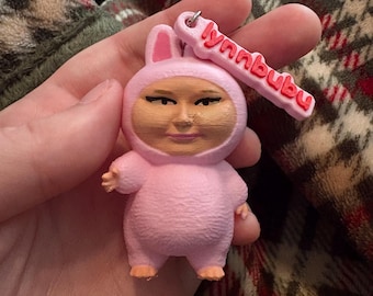 Série GorlWorld : Dainty Gorl déguisé « Situation-Type-Deal » - Collection Have Two Seats - Porte-clés de 5 cm peint à la main