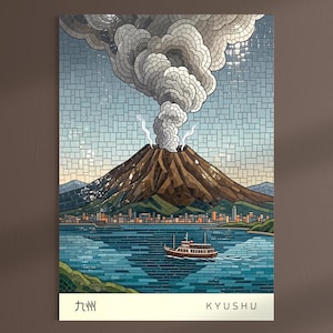Puede incluir: Una obra de arte estilo mosaico que representa una erupción volcánica sobre una masa de agua. El volcán es marrón con una columna de humo gris. Un barco navega sobre el agua azul. El texto "九州 KYUSHU" está en la parte inferior.