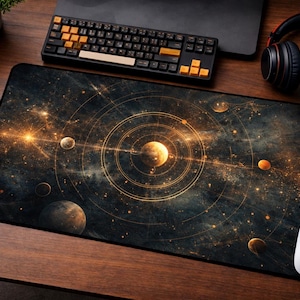 Puede incluir: Una taza de cerámica blanca con un asa negra y el texto "But First, Coffee" en negrita negra. La taza está sobre una superficie de madera. La taza mide 10 cm de alto.