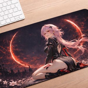 Puede incluir: Alfombrilla de ratón rectangular grande con una ilustración digital de un personaje de estilo anime con cabello rosado y un atuendo negro. El fondo incluye una luna creciente roja y un cielo oscuro y ardiente. Flores blancas esparcidas en la parte inferior.
