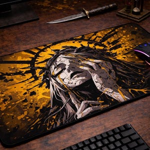 Puede incluir: Alfombrilla de ratón rectangular negra y amarilla con una ilustración angustiada de una persona cubriéndose la cara. Se ven un ratón y un teclado de ordenador negros.