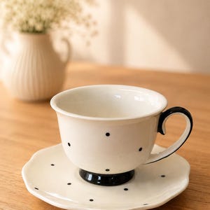 Tazza da caffè in ceramica fatta a mano con piattino – Set in ceramica a pois bianchi e neri