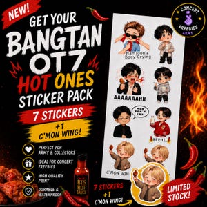 Puede incluir: Un paquete de pegatinas con el texto "GET YOUR BANGTAN OT7 HOT ONES STICKER PACK" con 7 pegatinas y +1 C'MON WING! Las pegatinas representan personajes de dibujos animados. También se ve una botella de salsa picante BTS y chiles rojos.