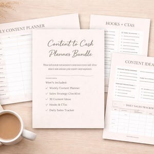 Peut inclure: Un ensemble de planification Content to Cash avec un planificateur de contenu hebdomadaire, une liste de contr&ocirc;le de strat&eacute;gie de vente, 30 id&eacute;es de contenu, des accroches et CTA, et un suivi des ventes quotidiennes. Une tasse de caf&eacute; et un stylo dor&eacute; sont &eacute;galement sur la surface en bois clair.
