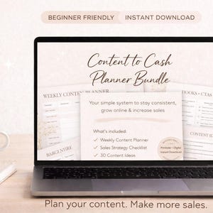 Peut inclure: Un ordinateur portable affiche un "Content to Cash Planner Bundle" avec un planificateur de contenu hebdomadaire, une liste de contr&ocirc;le de strat&eacute;gie de vente et 30 id&eacute;es de contenu. L'&eacute;cran est ouvert sur un bureau avec une tasse de caf&eacute;, un carnet et un stylo. Le texte dit : "Planifiez votre contenu. Faites plus de ventes."