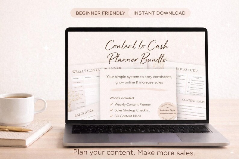 Peut inclure: Un ordinateur portable affiche un "Content to Cash Planner Bundle" avec un planificateur de contenu hebdomadaire, une liste de contr&ocirc;le de strat&eacute;gie de vente et 30 id&eacute;es de contenu. L'&eacute;cran est ouvert sur un bureau avec une tasse de caf&eacute;, un carnet et un stylo. Le texte dit : "Planifiez votre contenu. Faites plus de ventes."