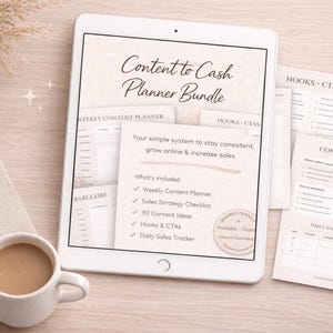 Peut inclure: Un ensemble de planification num&eacute;rique sur une tablette, intitul&eacute; "Content to Cash Planner Bundle". Comprend un planificateur de contenu hebdomadaire, une liste de contr&ocirc;le de la strat&eacute;gie de vente, des id&eacute;es de contenu et un suivi quotidien des ventes. Une tasse de caf&eacute;, un stylo et un carnet sont &eacute;galement sur la surface en bois.