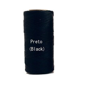 Puede incluir: Una bobina de hilo encerado negro, etiquetada "Preto (Black)"