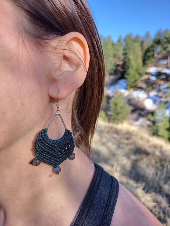 Boucles D'oreilles Pendantes En Micro Macramé Fait Main Avec Pierres Goldstone - Crochet Acier