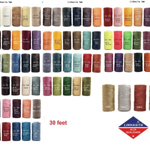 Può includere: Una collezione di rocchetti di filo di poliestere cerato Linhasita da 1 mm colorati. L'immagine mostra una vasta gamma di colori, tra cui nero, bianco, marrone, giallo, verde, blu, rosso e viola. Il testo "30 feet" è visibile.