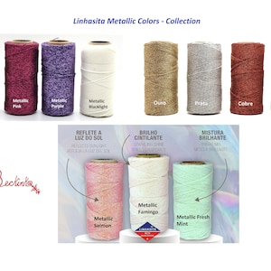 Könnte beinhalten: Eine Sammlung von Fäden in Metallic-Farben, darunter Mehrfarbig, Pink, Lila, Schwarzlicht, Gold, Silber, Kupfer und Gold. Die Fäden sind in zwei Reihen angeordnet, wobei die obere Reihe die Farben und die untere Reihe die Namen der Farben zeigt. Der Text "Linhasita Metallic Colors - Collection" befindet sich oben im Bild.