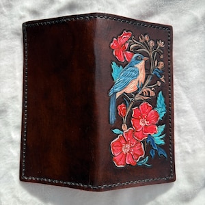Cartera de cuero estilo vintage con diseño de pájaro y flores: hecha a mano y pintada a mano. Un regalo único para ella