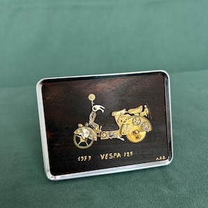 Steampunk Vespa 1953-scooterkunst – sculptuur industrieel klokframe