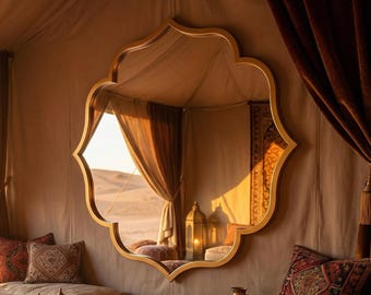 Geschulpte Marokkaanse wandspiegel: vierpasvormige sierlijke symmetrische Moorse Arabische vintage silhouet