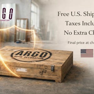 Puede incluir: Una gran caja de madera rectangular con cierres met&aacute;licos y el logotipo "ARGO HOME DECORATION". La caja est&aacute; en un taller. Se ve la bandera estadounidense.