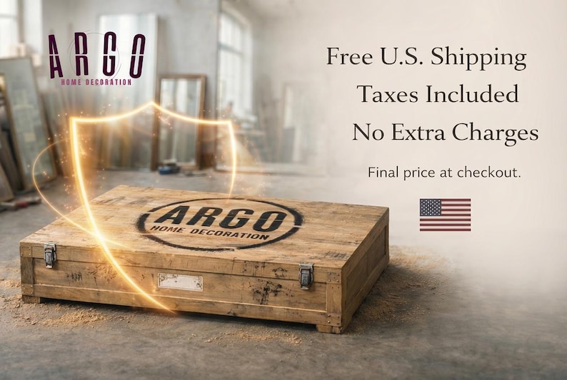 Puede incluir: Una gran caja de madera rectangular con cierres met&aacute;licos y el logotipo "ARGO HOME DECORATION". La caja est&aacute; en un taller. Se ve la bandera estadounidense.