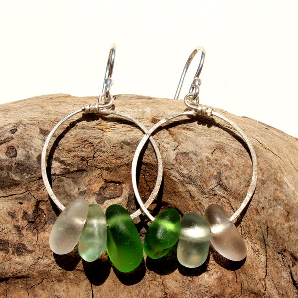 Hawaiian kleine smaragd groen, Aqua, & Clear Beach Glass op geciseleerde 925 Sterling Zilver-circulaire draad kleine Hoop Earrings