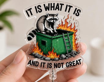 Porta-crachá retrátil com estampa de guaxinim em "Dumpster Fire", "É o que é", clipe de acrílico engraçado e sarcástico, presente para enfermeiros, professores e funcionários de escritório.