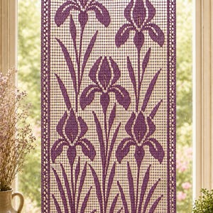 Può includere: Un pannello per tenda rettangolare in uncinetto viola con un motivo a griglia e un disegno ripetuto di cinque fiori di iris e foglie lunghe e appuntite. Il pannello è appeso a un bastone di legno tramite piccoli passanti superiori.