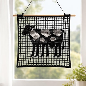 Puede incluir: Un juego de tres tazas de cerámica con un acabado mate moteado. Cada taza presenta un color diferente: azul claro, crema y gris. Las tazas tienen un diseño simple y moderno y un asa cómoda.