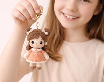 Patrón de llavero de muñeca a crochet (PDF en inglés y francés), tutorial de niña amigurumi (descarga digital)