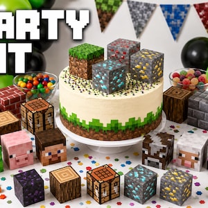 Puede incluir: Un pastel redondo con un borde de hierba pixelada, coronado con cuatro decoraciones en forma de bloque. Alrededor del pastel hay varios bloques cúbicos de personajes y recursos, incluyendo un creeper, un cerdo y bloques de mineral. El texto PARTY KIT es visible.