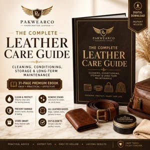 Op de afbeelding: Een digitaal e-book van 31 pagina's getiteld The Complete Leather Care Guide van Pakwearco, met instructies voor reiniging, onderhoud en opslag. De omslag is zwart met gouden tekst, vergezeld van een bruine lederen portemonnee, riem en blik.