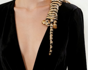 Spilla grande a forma di tigre con strass, spilla a forma di animale in oro/argento, gioiello in lega per cappotto e abito, accessorio audace a tema giungla