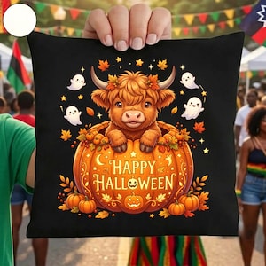 Simpatica mucca delle Highlands per Halloween PNG, design spettrale autunnale con mucca per sublimazione con zucche, fiocchi e fantasmi, PNG per sublimazione, design per t-shirt,