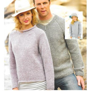 Può includere: Una donna indossa un maglione di maglia lilla chiaro con scollo tondo e maniche raglan. Un uomo indossa un maglione di maglia grigio con scollo a V. Una piccola immagine mostra un bambino con un maglione e un cappello grigi.