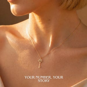 Lotus Schlüssel Kette personalisiert, Zahl Halskette mit Gravur, Geburtstag Geschenk für sie