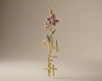 Pode incluir: Um colar com pingente dourado com um design floral. Apresenta flores roxas e folhas verdes. O nome "Juliet" está escrito em itálico abaixo. O colar é suspenso por uma fina corrente dourada.