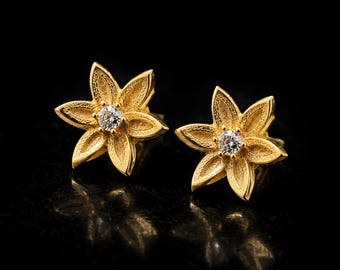 Brincos de flor de nascimento, prata de lei 925, banhados a ouro, flor de zircônia branca.