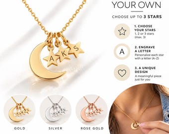 Pode incluir: Um colar de tom dourado com um pingente de meia-lua e três pingentes de estrela, cada um gravado com uma letra. O texto diz CREATE YOUR OWN, CHOOSE UP TO 3 STARS, 1. CHOOSE YOUR STARS, 2. ENGRAVE A LETTER, 3. A UNIQUE DESIGN.