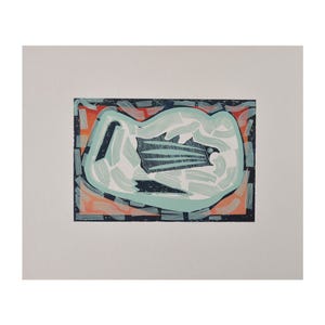 Puede incluir: Una impresión abstracta con una forma central turquesa claro, delineada en turquesa oscuro, y acentos naranja y rojos. La obra de arte tiene una apariencia texturizada, con pinceladas visibles y un borde rectangular.