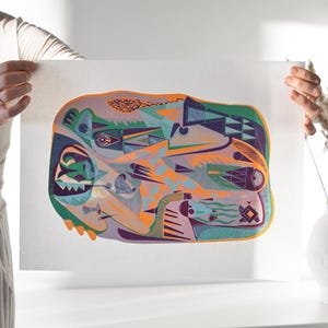 Op de afbeelding: Abstracte kunstprint met een kleurrijk, geometrisch ontwerp. Het kunstwerk toont een mix van oranje, paarse, groene en blauwe vormen. De print wordt tegen een witte achtergrond gehouden, waardoor de levendige kleuren opvallen.